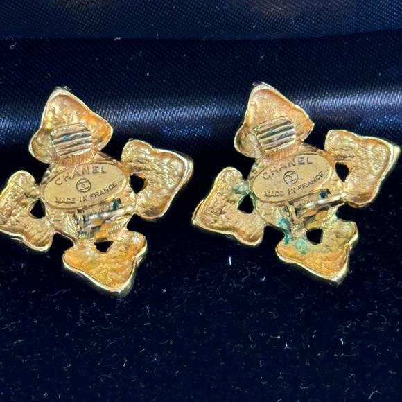 Authentic Chanel Women's Gripoix Gemstone Gold Classic Clip-on Earrings - Picture 2 of 2